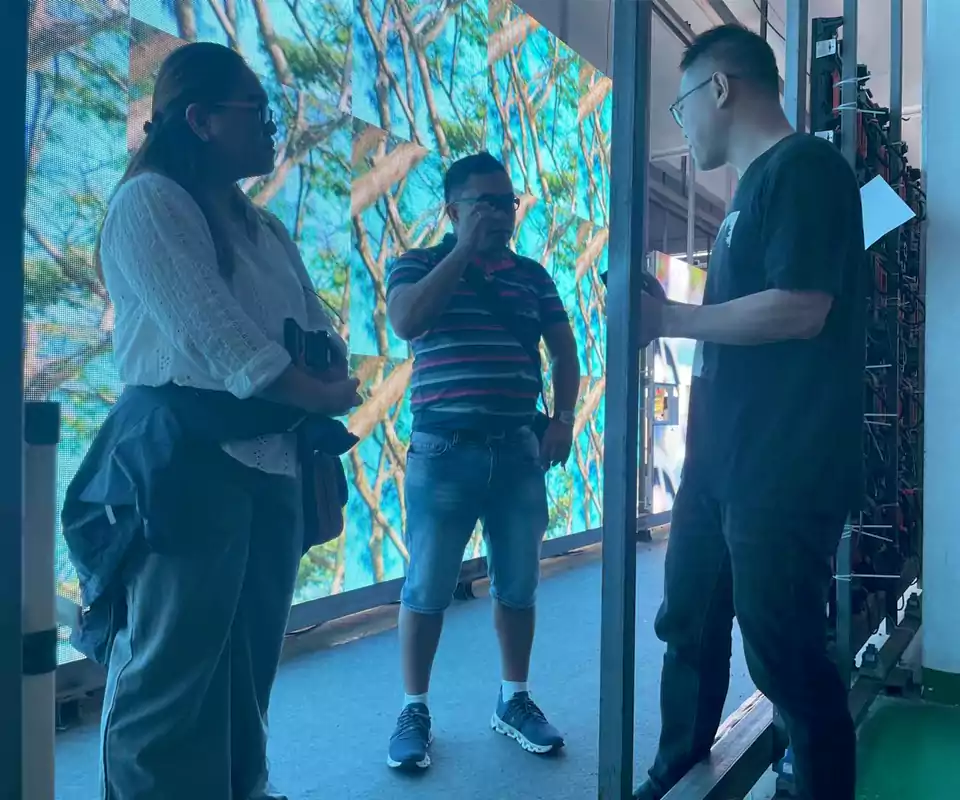 Philippine-Customers-Visit-BAITRONICS-to-Discuss-a-New-Chapter-in-LED-Display-Cooperation1